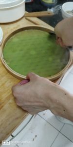 12客家烫皮-用勺子沿边缘画圈